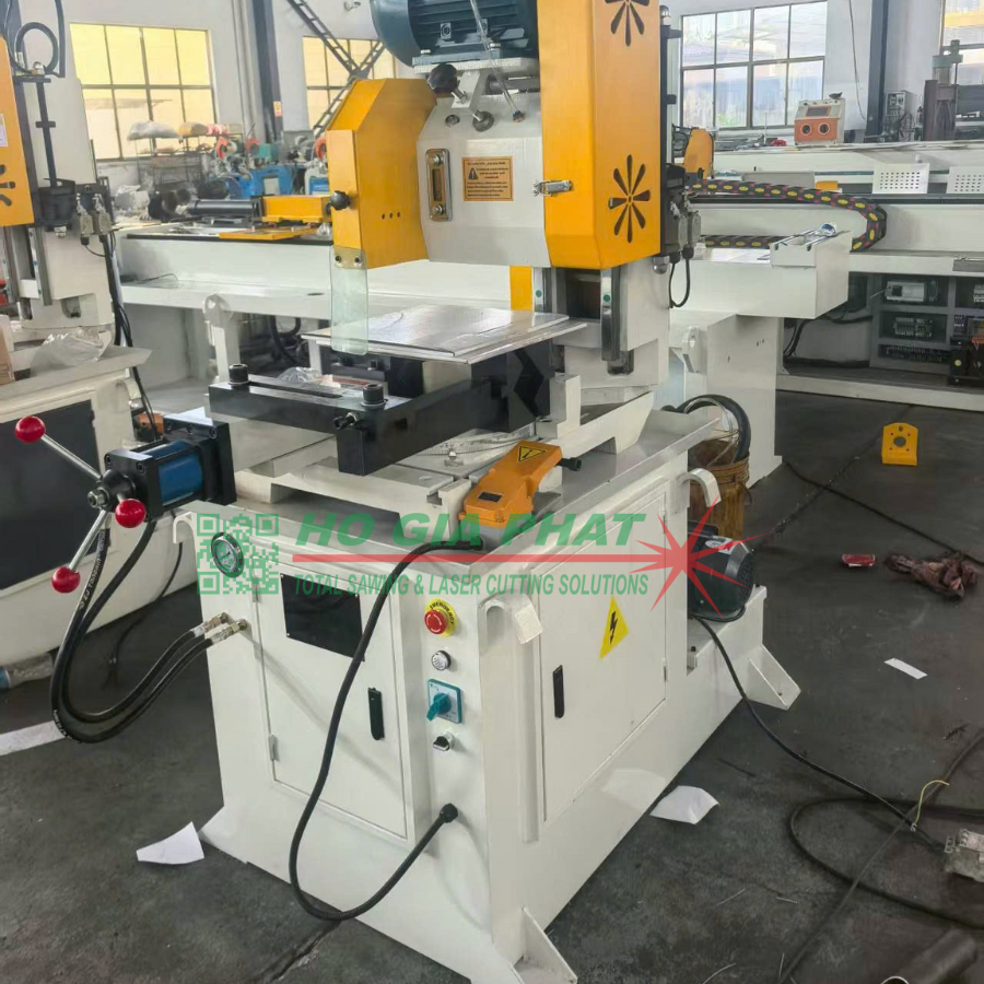 Đặc điểm nổi bật của máy cưa 425NC